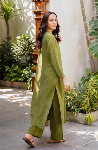Manto Women's 2 Piece Olive Green Solid Kalidaar Co-ord Set with Paneled Shirt & Straight Pants
