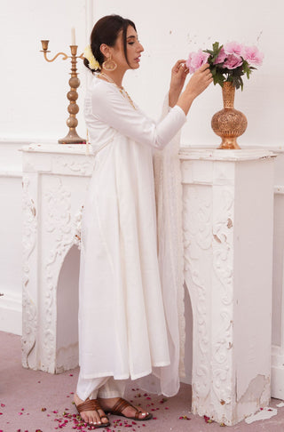 Shopmanto, wear manto, manto clothing brand, manto pakistan, ladies clothing brand, urdu calligraphy clothing, manto cloud white colour solid women jahaan anarkali 2 piece co-ord set with chiffon dupatta