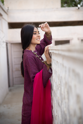 Shopmanto, wear manto, manto clothing brand, manto pakistan, ladies clothing brand, urdu calligraphy clothing, manto urdu calligraphy ladies burgundy khayaal kurta with pink urdu text calligraphy print