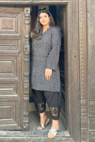 Manto Community wearing Khayaal Black Kurta with Urdu Calligraphy