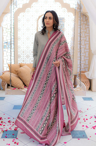 Shopmanto, wear manto, odhni, shawl, chaddar, manto odhni, manto scarves, manto stoles, manto, clothing brands, women shawl, ladies shawl, women shawl in pink, women shawl with random words calligraphed in urdu, pink odhni, dupatta, pink dupatta, urdu calligraphy, urdu calligraphy clothes, manto calligraphy clothes, riwayat odhni, tea pink, manto riwayat odhni, riwayat odhni tea pink