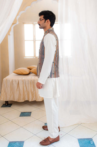 Shopmanto, wear manto, manto clothing brand, manto vasket, waistcoat, manto zamana vasket, zamana vasket, manto winter wear, manto eastern, urdu calligraphy, manto khaddar zamana vasket forest green, khaddar waistcoat, khaddar men waistcoat, manto men, men waistcoat, festive wear