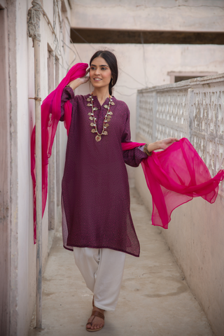 Shopmanto, wear manto, manto clothing brand, manto pakistan, ladies clothing brand, urdu calligraphy clothing, manto urdu calligraphy ladies burgundy khayaal kurta with pink urdu text calligraphy print