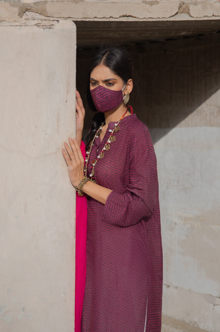 Shopmanto, wear manto, manto clothing brand, manto pakistan, ladies clothing brand, urdu calligraphy clothing, manto urdu calligraphy ladies burgundy khayaal kurta with pink urdu text calligraphy print