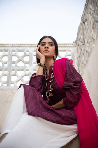 Shopmanto, wear manto, manto clothing brand, manto pakistan, ladies clothing brand, urdu calligraphy clothing, manto urdu calligraphy ladies burgundy khayaal kurta with pink urdu text calligraphy print