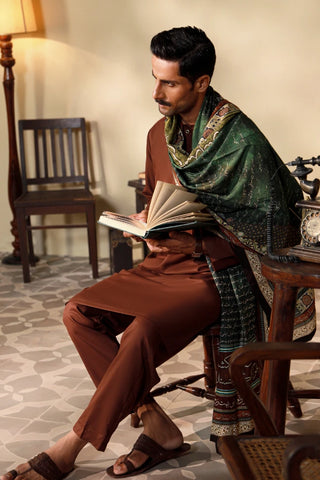 Shop Azaad Odhni, made from Cotton Silk in green color, a printed odhni that features the words of Allama Iqbal.