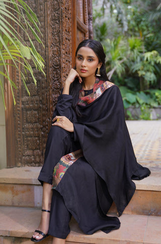 Shop manto, wear manto pakistani clothing brand ready to wear green & rust unisex bagh-e-mughal cape urdu scarf with urdu calligraphy featuring poetry inspired by mughal gardens