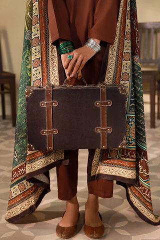 Shop Azaad Odhni, made from Cotton Silk in green color, a printed odhni that features the words of Allama Iqbal.