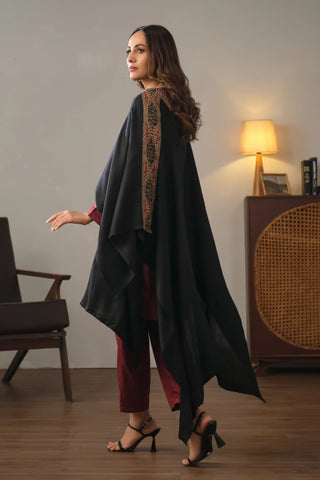 Manto's Unisex Black Acrylic Cape with Urdu Calligraphy