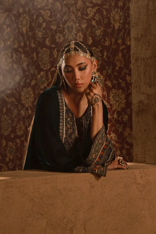 Nayyara (Luminous) Velvet Set