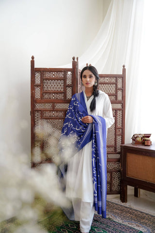 Shopmanto, wear manto, manto clothing brand, manto pakistan, ladies clothing brand, urdu calligraphy clothing, manto bold urdu calligraphy women blue color bol odhni dupatta shawl featuring the words of shaukat wasti